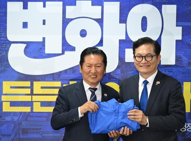 지난 3월 24일 더불어민주당 인천 현장 최고위원회의에서 정청래 전 대표와 송영길 당시 연수갑 후보가 기념촬영을 하고 있는 모습. /남윤호 기자