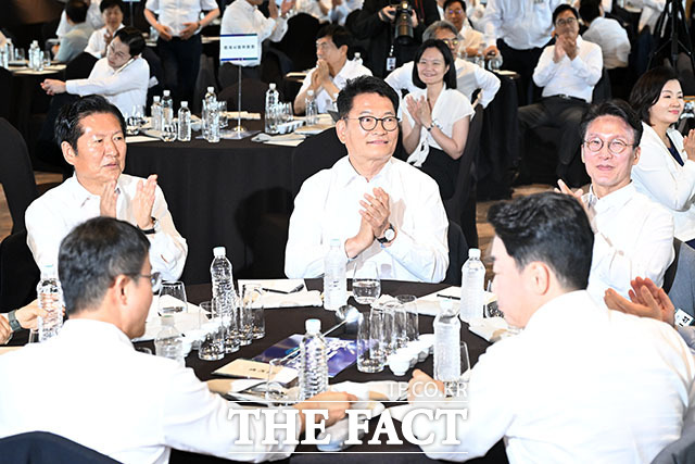 정청래 전 더불어민주당 대표와 송영길 의원, 김민석 전 국무총리(왼쪽부터)가 워크숍에 참석해 한 테이블에 앉아 있다.