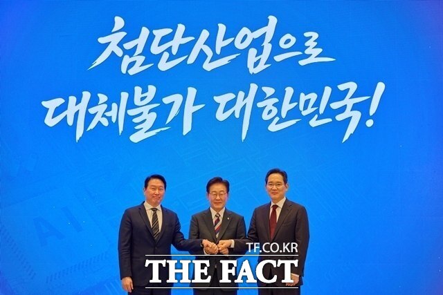 이재명 대통령이 29일 청와대 영빈관에서 열린 대한민국 대도약 3대 메가프로젝트 국민보고회에서 이재용 삼성전자 회장, 최태원 SK그룹 회장과 손을 맞잡고 기념촬영을 하고 있다. /청와대