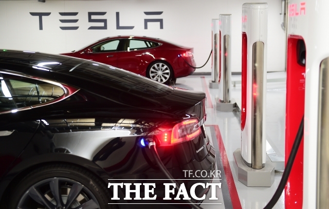 테슬라 차량이 수퍼 차저(Supercharger)를 이용해 충전 중인 모습 / 더팩트