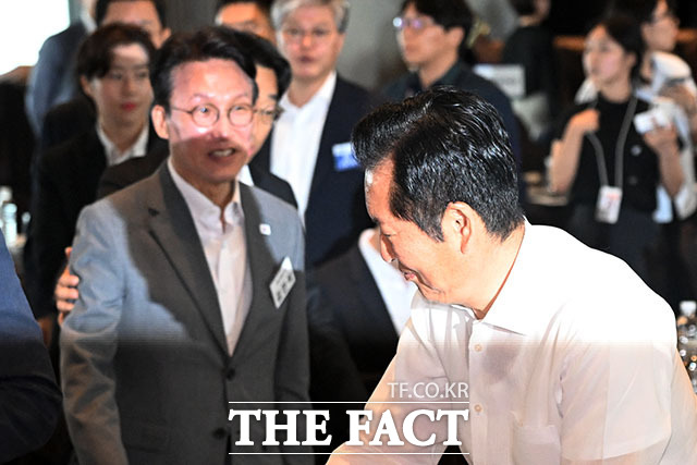 정청래 전 더불어민주당 대표와 송영길 의원, 김민석 전 국무총리(왼쪽부터)가 3일 오후 서울 용산구 서울드래곤시티에서 열린 22대 후반기 국회 대비 국회의원 워크숍에 참석해 대화를 나누고 있다. /서예원 기자