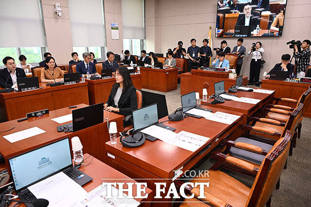 일방적인 국회 거부가 장기화할 경우 실익이 없다는 신중론도 만만치 않다. 사진은 2일 오후 서울 여의도 국회에서 법제사법위원회 제1차 전체회의가 열린 가운데 국민의힘 소속 의원들이 회의에 불참해 자리가 비어있는 모습. /서예원 기자
