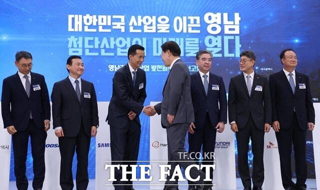 이재명 대통령이 지난 3일 경남 진주에서 열린 '영남권 첨단산업 발전비전 국민 보고회'에서 김동관 한화그룹 부회장과 악수하고 있다. /뉴시스