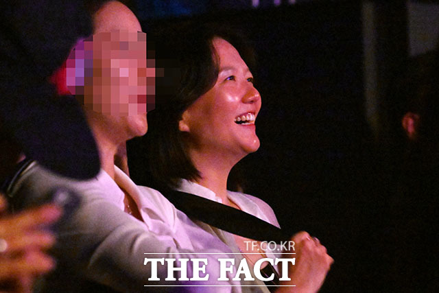 이해진 네이버 이사회 의장과 최수연 네이버 대표(가운데)가 로렌의 공연장을 찾아 기념 촬영을 하고 있다. /서예원 기자