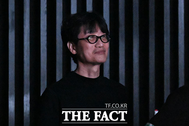 이해진 네이버 이사회 의장과 최수연 네이버 대표(가운데)가 로렌의 공연장을 찾아 기념 촬영을 하고 있다. /서예원 기자
