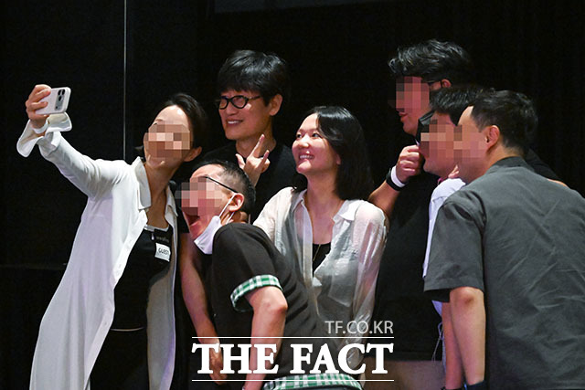 이해진 네이버 이사회 의장과 최수연 네이버 대표(가운데)가 로렌의 공연장을 찾아 기념 촬영을 하고 있다. /서예원 기자