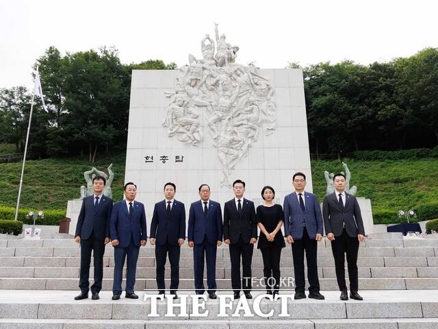 3일 제10대 부천시의회 의장단이 현충탑 참배를 하고 있다. /부천시의회