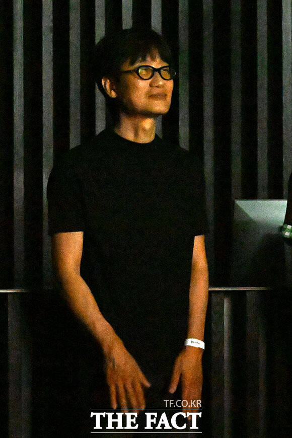 이해진 네이버 이사회 의장과 최수연 네이버 대표(가운데)가 로렌의 공연장을 찾아 기념 촬영을 하고 있다. /서예원 기자