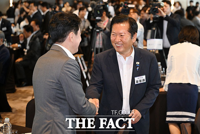 더불어민주당 당권주자인 정청래 전 대표(오른쪽)가 고 김대중 전 대통령과 노무현 전 대통령을 연이어 참배하며 당 정통성을 거듭 부각했다. /서예원 기자