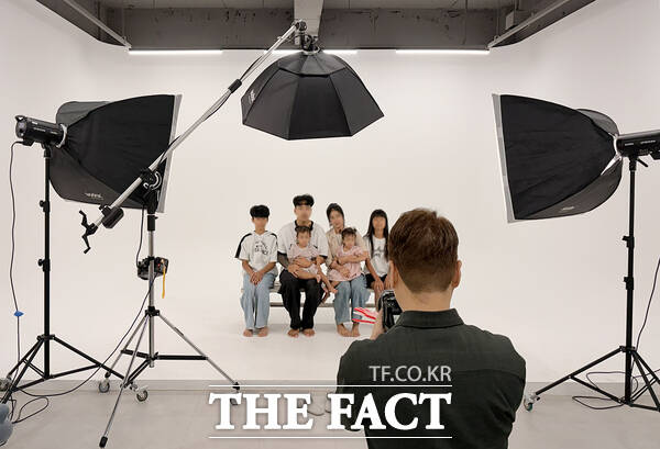 대전시 대덕구가 7월 4일과 11일 드림스타트 아동과 가족의 정서적 유대감 형성을 위해 13가정을 대상으로 가족사진 촬영 프로그램을 운영한다. /대덕구
