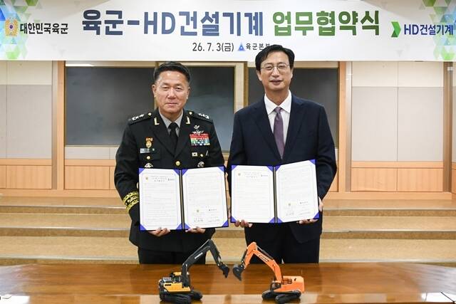 HD건설기계와 육군본부가 건설장비 무인화 등 기술 교류 및 정비 인력 양성을 위한 업무협약을 체결했다. 사진 오른쪽부터 HD건설기계 문재영 사장, 육군본부 군수참모부장 하헌철 소장. /HD건설기계