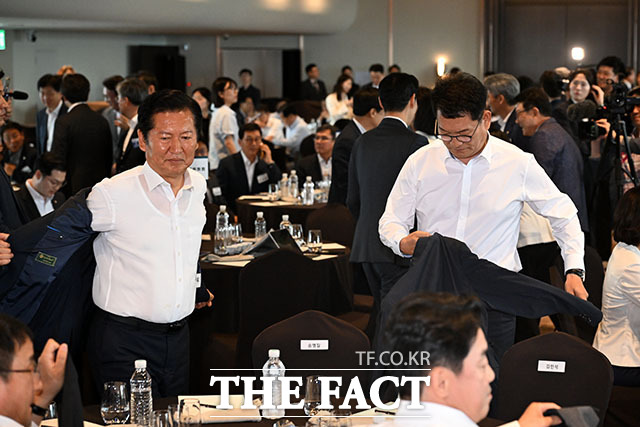 정청래 전 더불어민주당 대표(왼쪽)와 송영길 더불어민주당 의원이 지난 3일 오후 서울 용산구 서울드래곤시티에서 열린 22대 후반기 국회 대비 국회의원 워크숍에 참석해 상의를 탈의하고 있다. /서예원 기자