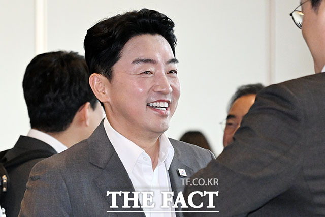 강훈식 대통령 비서실장이 지난 3일 서울 용산구 서울드래곤시티에서 열린 22대 후반기 국회 대비 국회의원 워크숍에서 참석자들과 인사를 나누고 있다. /서예원 기자