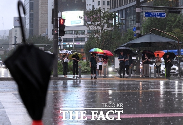 월요일인 6일은 전국 곳곳에 비가 오고 낮 최고기온은 31도까지 오르는 곳이 있겠다. /이새롬 기자