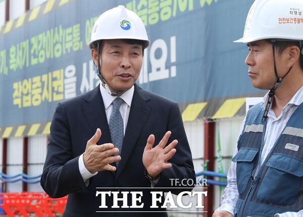 전문학 대전시 서구청장(사진 왼쪽)이 3일 아침 관저4지구 신축 현장을 점검하고 있다. /대전시 서구