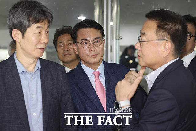 윤상현 국조특위 위원장(가운데)과 윤건영 더불어민주당 간사(왼쪽), 서범수 국민의힘 간사가 지난 2일 서울 송파구 올림픽공원 내 개표소 내부 현장조사를 마치고 이야기를 나누고 있다. /남용희 기자