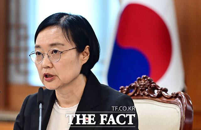 한성숙 신임 국무총리가 지난 1일 서울 종로구 정부서울청사에서 열린 AI 혁신 관계장관 간담회에 참석해 모두발언을 하고 있다. /임영무 기자