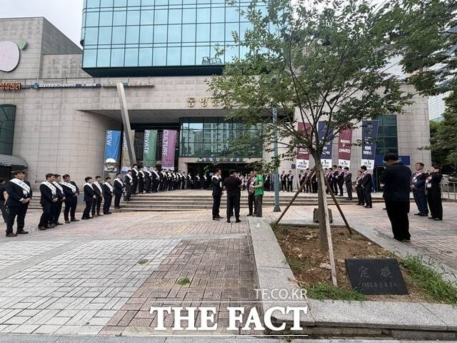 롯데건설과 대우건설이 5일 서울 강남구 역삼동 동영문화센터 앞에서 성수4지구 시공사 선정 총회 직전 조합원들을 맞이하고 있다. /공미나 기자