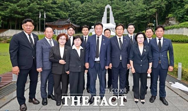 10대 논산시의회 의원들이 지난1일 첫 공식일정으로 충렬탑을 참배하고 기념 촬영을 하고 있다. /논산시의회