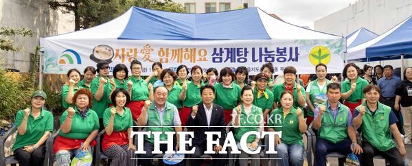 김찬술 대전시 대덕구청장(사진 왼쪽 다섯 번째)과 오정동 새마을부녀회 회원 및 관계자들이 3일 지역 어르신들의 건강한 여름나기를 위해 삼계탕 나눔 행사를 마친 후 파이팅을 외치고 있다. /대덕구