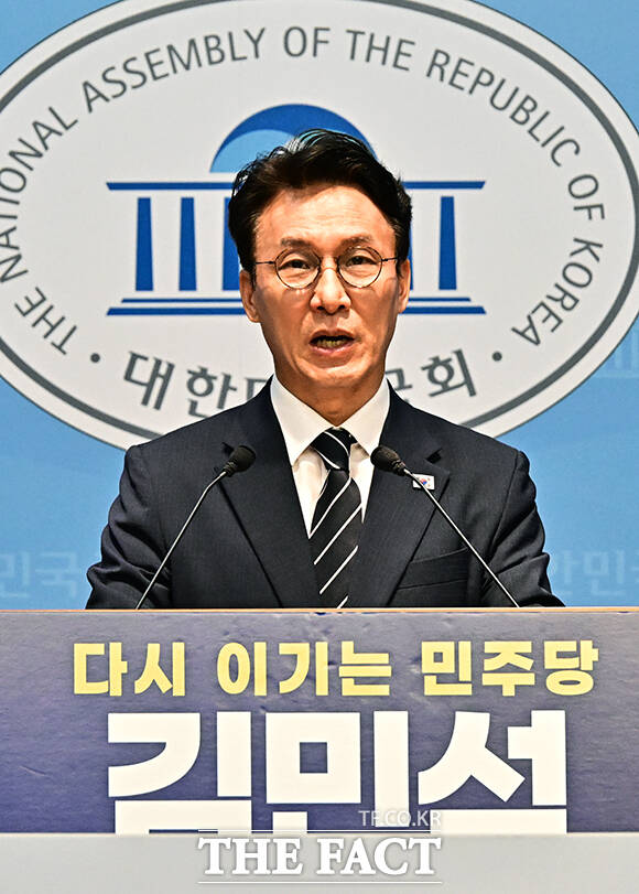 김민석 전 국무총리가 6일 오후 서울 여의도 국회 소통관에서 기자회견을 열고 더불어민주당 당대표 출마선언을 하고 있다. /국회=배정한 기자