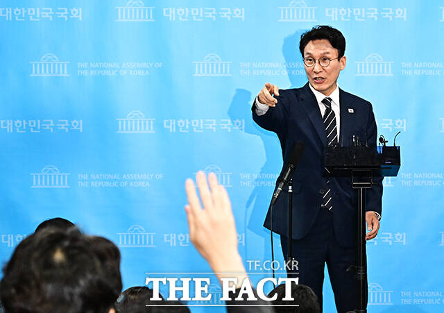 김민석 전 국무총리가 6일 오후 서울 여의도 국회 소통관에서 기자회견을 열고 더불어민주당 당대표 출마선언을 하고 있다. /국회=배정한 기자