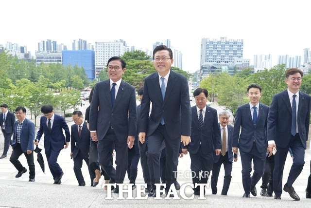 장기수 천안시장이 1일 개청 이래 역대 시장들이 하지 않았던 정문 계단을 통해 첫 출근을 하고 있다. /정효기 기자