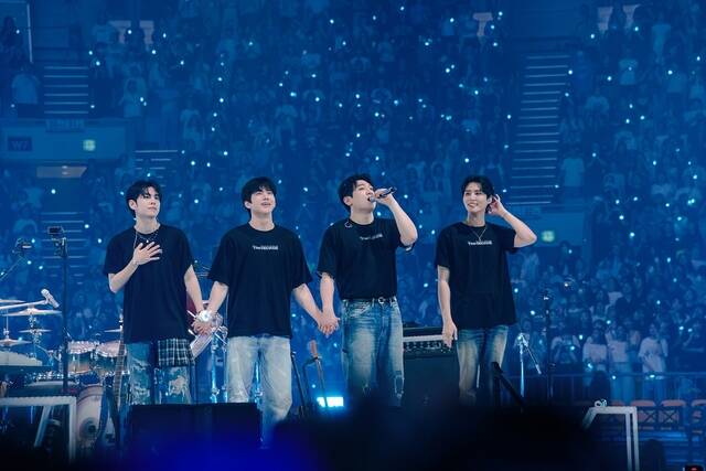 밴드 DAY6의 원필 도운 성진 영케이(왼쪽부터)가 3일부터 5일까지 서울 송파구 올림픽공원 KSPO돔에서 데뷔 10주년 기념 투어 'The DECADE' 마지막 공연을 펼쳤다./JYP엔터테인먼트