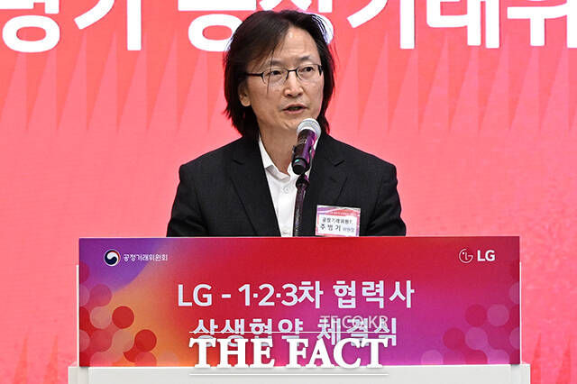 기념촬영 하는 류재철 LG전자 사장과 주병기 공정거래위원장, 하범종 LG 사장(왼쪽부터).