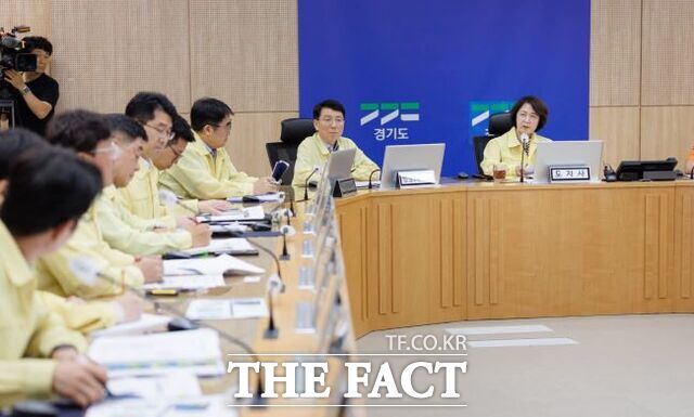 추미애 경기도지사가 6일 경기도청에서 풍수해 종합대책 점검 회의를 하고 있다. /경기도