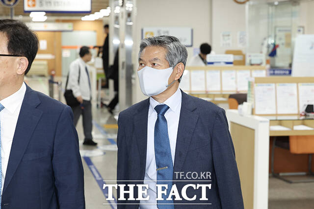 사드(THAAD·고고도미사일방어체계) 기밀 유출 혐의 등을 받는 정의용 전 국가안보실장, 정경두 전 국방부 장관(왼쪽부터)이 6일 오전 서울 서초구 서울중앙지방법원에서 열린 공판에 출석하고 있다. /박상민 기자