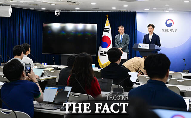 2026 대한민국 최고과학기술인상 수상자로 선정된 천진우 연세대학교 언더우드 특훈교수가 6일 오후 서울 종로구 정부서울청사에서 소감을 밝히고 있다. /임영무 기자