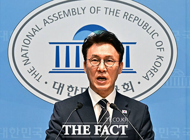 김민석 전 국무총리가 6일 오후 서울 여의도 국회 소통관에서 기자회견을 열고 더불어민주당 당대표 출마선언을 하고 있다. /국회=배정한 기자