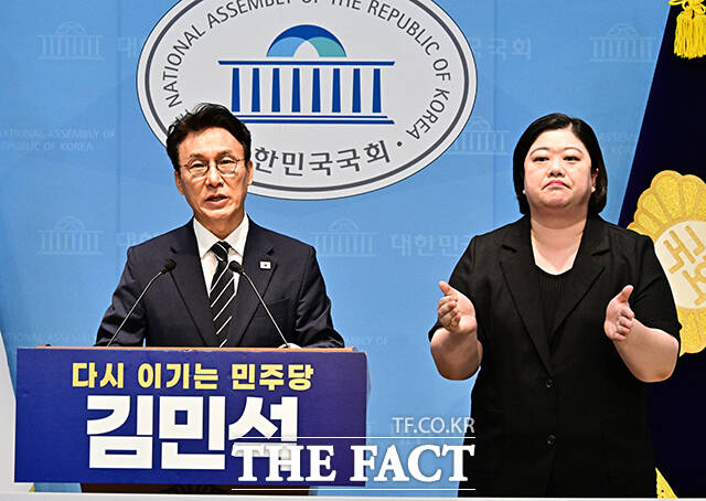 김민석 전 국무총리가 6일 오후 서울 여의도 국회 소통관에서 기자회견을 열고 더불어민주당 당대표 출마선언을 하고 있다. /국회=배정한 기자