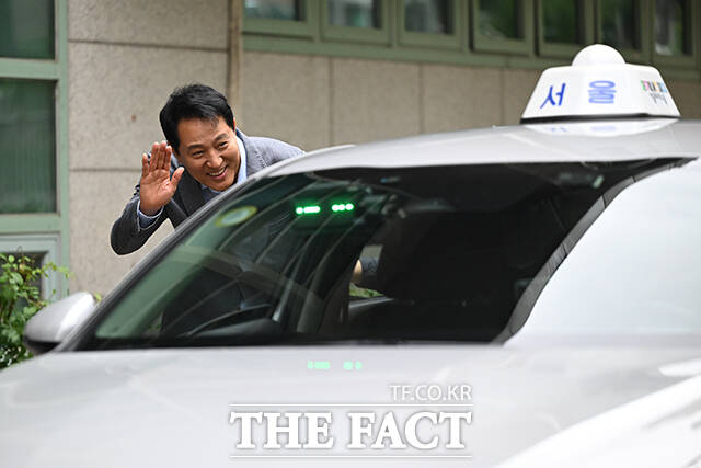 오세훈 서울시장이 6일 오전 서울 서대문구 시립서대문노인종합복지관을 현장방문해 '동행 온다콜 택시' 이용객을 배웅하고 있다. /남윤호 기자