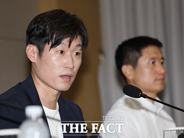 박지성 위원의 발언을 듣는 이영표 해설위원.