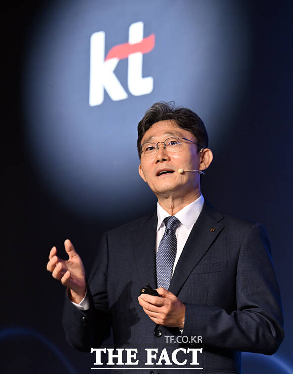 박윤영 KT대표가 6일 서울 광진구 풀만 앰배서더 서울 이스트폴 호텔에서 취임 첫 기자간담회를 열고 'AX 플랫폼 컴퍼니' 도약을 위한 핵심 전략을 발표하고 있다. /이새롬 기자