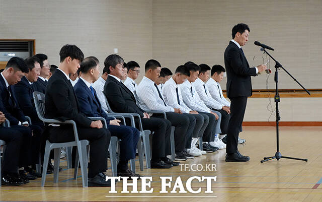 사과문 낭독하는 이효준 배재고 교장.