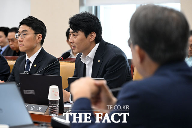 송기헌 위원장(오른쪽)이 간사로 선임된 한준호 더불어민주당 의원과 인사를 나누고 있다.