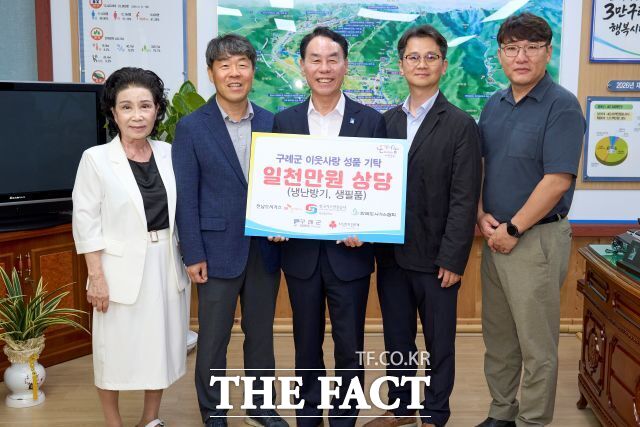전남도시가스가 한국가스안전공사 전남동부지사, 한국도시가스협회와 함께 지역 내 노인요양시설 3개소에 냉난방기 7대와 생필품 등 총 1000만 원 상당의 물품을 기탁한 뒤 기념촬영하고 있다. /구례군