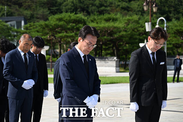 김민석 전 국무총리(가운데)가 6일 오전 전남광주 북구 국립 5·18 민주묘지에서 참배하고 있다. /전남광주=박헌우 기자
