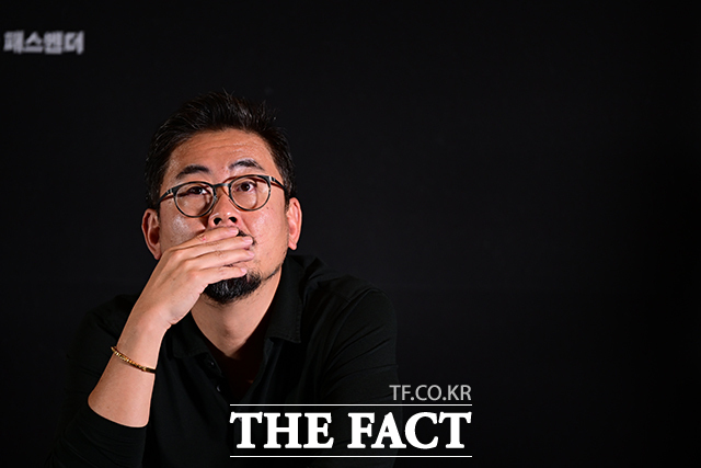 이날 영화 '호프'의 언론시사 후 나홍진 감독이 취재진의 질문을 듣고 있다.