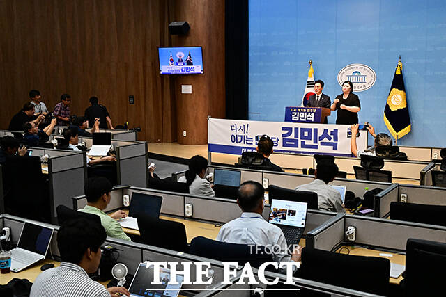 김민석 전 국무총리가 6일 오후 서울 여의도 국회 소통관에서 기자회견을 열고 더불어민주당 당대표 출마선언을 하고 있다. /국회=배정한 기자