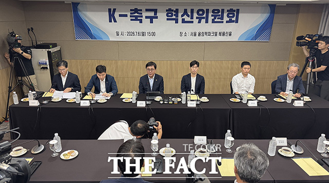 최휘영 문화체육관광부 장관(왼쪽 세 번째)이 모두발언을 하고 있다.