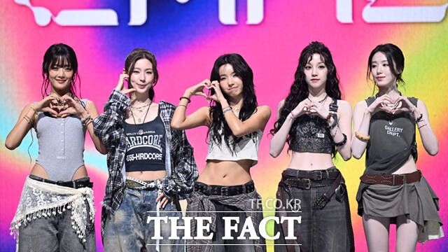 그룹 아이들 민니와 미연, 소연, 우기, 슈화(왼쪽부터)가 6일 오후 서울 광진구 예스24 라이브홀에서 열린 미니9집 '위 메이드' 쇼케이스에 참석해 포즈를 취하고 있다. /이새롬 기자