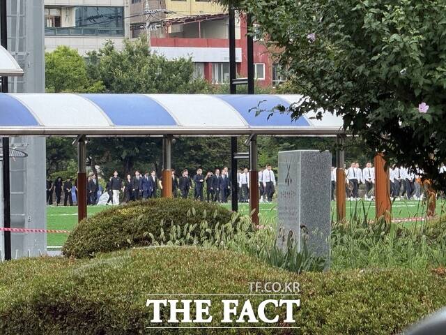 배재고 야구부 학생들, 지도자, 교직원과 학부모 등으로 이뤄진 방문단 86명이 6일 오후 3시쯤 광주제일고(광주일고)를 찾아 사과의 뜻을 전했다. 사과 후 강당에서 나오는 배재고 방문단 모습. /조효근 기자