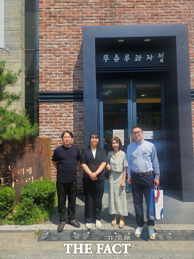 충남도립대 호텔조리제빵학과 남기현 학생이 뚜쥬루과자점 공개채용 동행 면접 교수들과 함께 기념 촬영을 하고 있다. /충남도립대