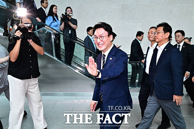 김민석 전 국무총리가 6일 오후 서울 여의도 국회 소통관에서 기자회견을 열고 더불어민주당 당대표 출마선언을 하고 있다. /국회=배정한 기자