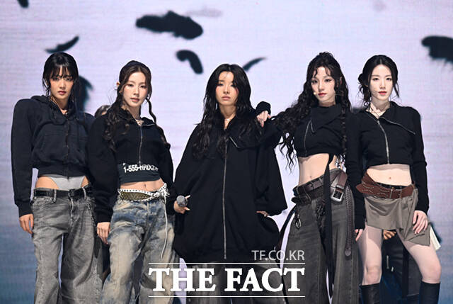 그룹 아이들 민니와 미연, 소연, 우기, 슈화(왼쪽부터)가 6일 오후 서울 광진구 예스24 라이브홀에서 열린 미니9집 '위 메이드' 쇼케이스에서 '크로우' 무대를 선보이고 있다. /이새롬 기자