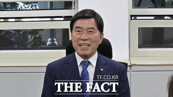 황인호 대전시 동구청장이 6일 대전시의회 기자실에서 기자간담회를 갖고 있다. /정예준 기자